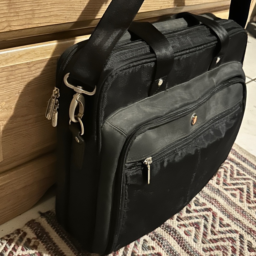 Targus Padded Travel Briefcase / Laptop Bag / Carry-On Bag